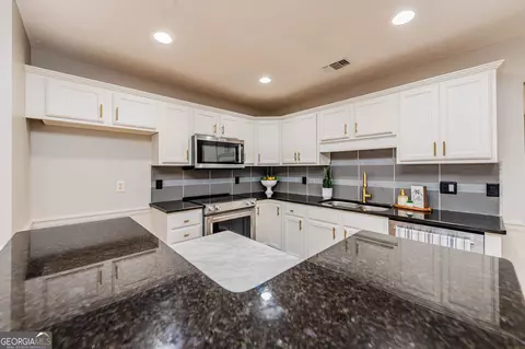 Kitchen - 105 Eagles Rdg, Warner Robins, GA 31093 photo 2 of 4