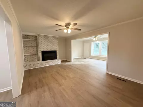 Living - 402 Ginger Cir, Lagrange, GA 30240 photo 4 of 8