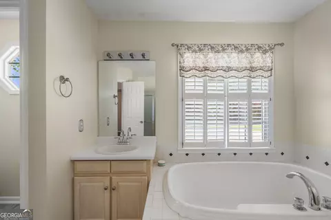 Bath - 111 Prestwick Dr, Lagrange, GA 30241 photo 2 of 4
