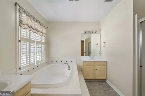 Bath - 111 Prestwick Dr, Lagrange, GA 30241 photo 1 of 4
