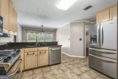 Kitchen - 111 Prestwick Dr, Lagrange, GA 30241 photo 5 of 6