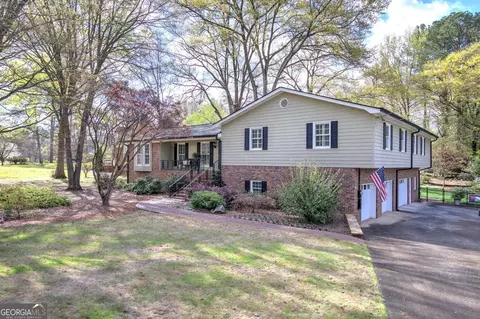 27 Walnut Dr, Cartersville, GA 30120