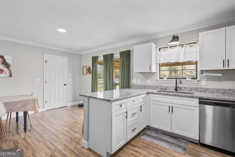 Kitchen - 4314 Old Hoboken Rd, Blackshear, GA 31516 photo 2 of 2