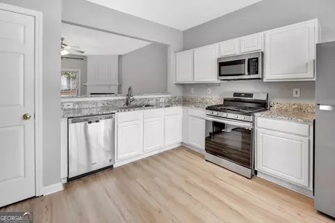 Kitchen - 4147 Howell Park Rd, Duluth, GA 30096 photo 3 of 6
