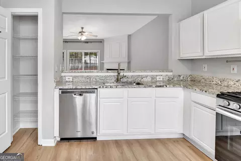 Kitchen - 4147 Howell Park Rd, Duluth, GA 30096 photo 4 of 6