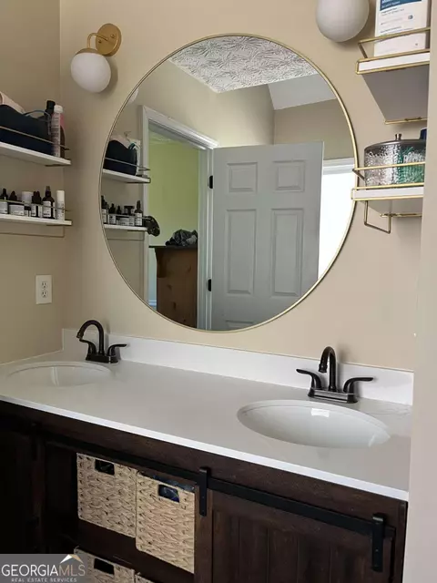 Bath - 2195 Oakpointe Ct, Buford, GA 30519 photo 4 of 6