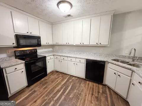 Kitchen - 42 Edgefield Dr, Commerce, GA 30529 photo 5 of 5