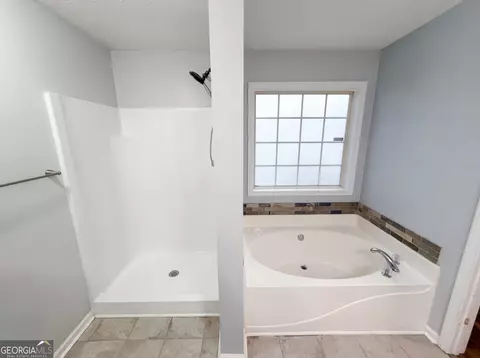 Bath - 42 Edgefield Dr, Commerce, GA 30529 photo 3 of 4