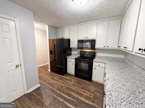 Kitchen - 42 Edgefield Dr, Commerce, GA 30529 photo 3 of 5