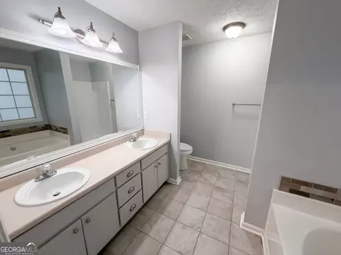 Bath - 42 Edgefield Dr, Commerce, GA 30529 photo 2 of 4