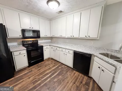 Kitchen - 42 Edgefield Dr, Commerce, GA 30529 photo 2 of 5
