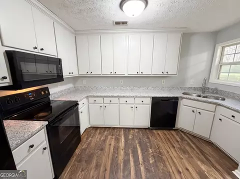 Kitchen - 42 Edgefield Dr, Commerce, GA 30529 photo 4 of 5