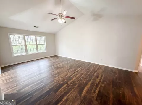 Living - 42 Edgefield Dr, Commerce, GA 30529 photo 2 of 4