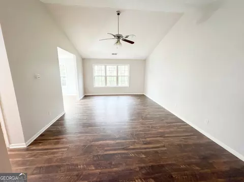 Living - 42 Edgefield Dr, Commerce, GA 30529 photo 3 of 4