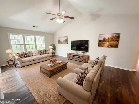 Living - 42 Edgefield Dr, Commerce, GA 30529 photo 1 of 4