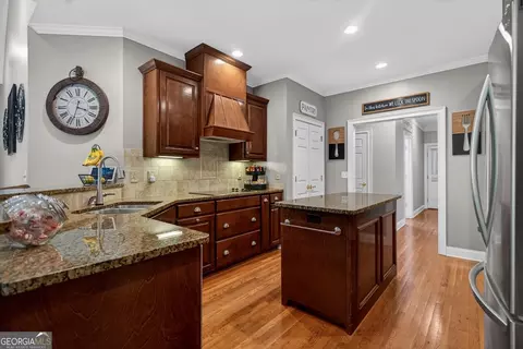 Kitchen - 205 River Oaks Dr, Lagrange, GA 30240 photo 6 of 7