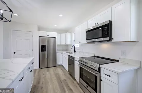 Kitchen - 516 Baxter Rd, Calhoun, GA 30701 photo 3 of 7