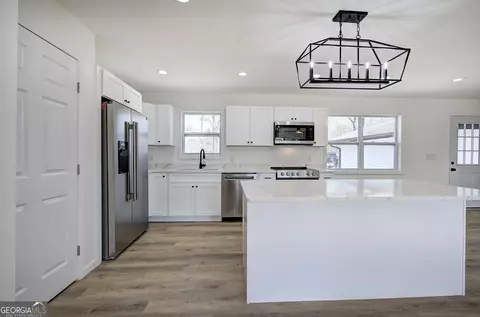 Kitchen - 516 Baxter Rd, Calhoun, GA 30701 photo 5 of 7
