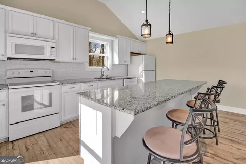 Kitchen - 265 Thorpe Rd, Jackson, GA 30233 photo 2 of 4