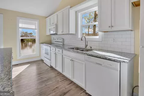 Kitchen - 265 Thorpe Rd, Jackson, GA 30233 photo 4 of 4