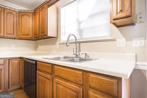 Kitchen - 104 Pebblebrook E, Warner Robins, GA 31088 photo 3 of 3