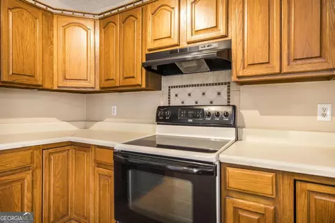 Kitchen - 104 Pebblebrook E, Warner Robins, GA 31088 photo 2 of 3