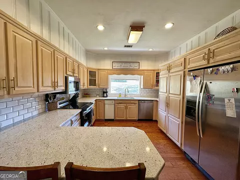 Kitchen - 450 Gordon Cir, Lagrange, GA 30240 photo 2 of 5