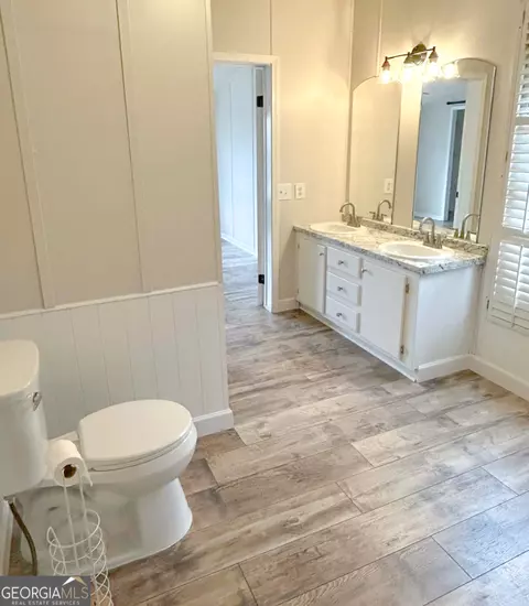 Bath - 210 Flint River Estates Rd, Roberta, GA 31078 photo 1 of 2