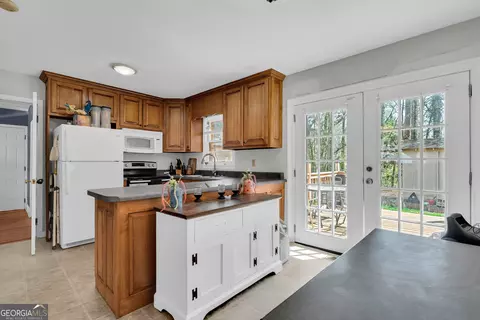 Kitchen - 39 Meadowbrook Dr, Toccoa, GA 30577 photo 1 of 4