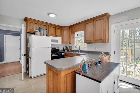 Kitchen - 39 Meadowbrook Dr, Toccoa, GA 30577 photo 2 of 4