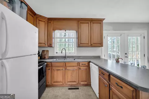 Kitchen - 39 Meadowbrook Dr, Toccoa, GA 30577 photo 3 of 4