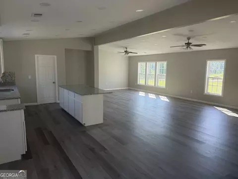 Living - 330 Lennox Rd, Dublin, GA 31021 photo 4 of 7