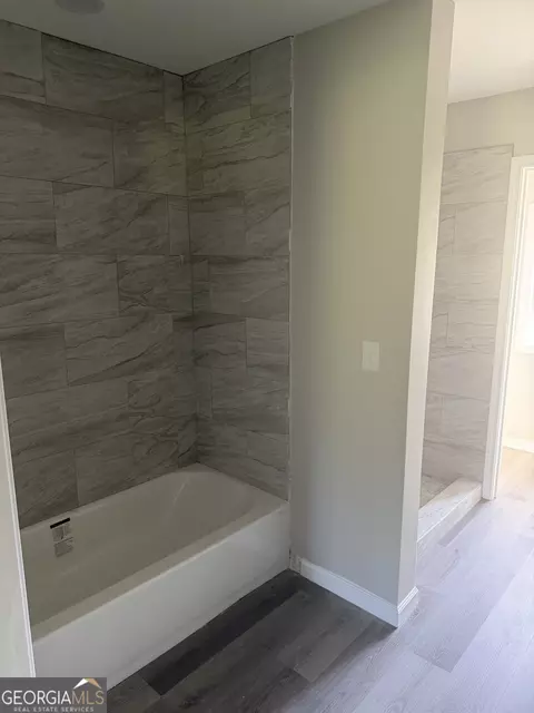 Bath - 330 Lennox Rd, Dublin, GA 31021 photo 1 of 3