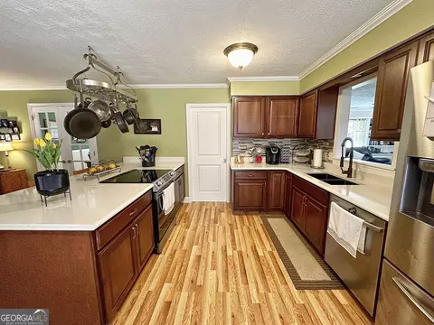 Kitchen - 201 Willowcrest Way, Lagrange, GA 30240 photo 4 of 6