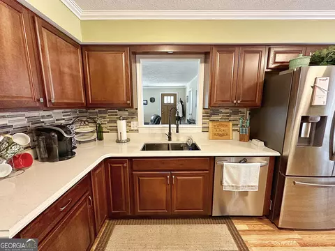 Kitchen - 201 Willowcrest Way, Lagrange, GA 30240 photo 5 of 6