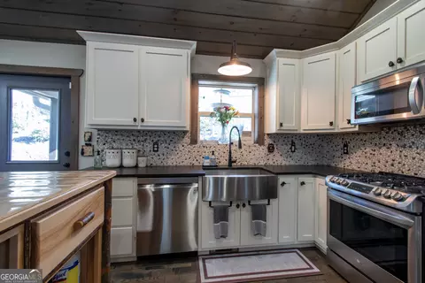Kitchen - 1220 Burger Rd, Murphy, NC 28906 photo 4 of 6