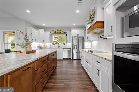 Kitchen - 302 Willowood Rd, Lagrange, GA 30241 photo 3 of 4