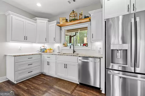 Kitchen - 302 Willowood Rd, Lagrange, GA 30241 photo 4 of 4