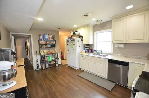 Kitchen - 172 Merrybrook Dr, Lagrange, GA 30241 photo 2 of 2
