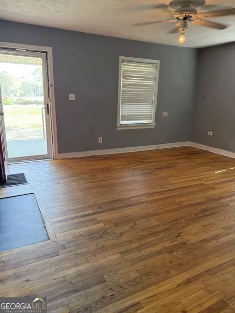 Living - 5896 Colbert Danielson Rd, Colbert, GA 30628 photo 3 of 3
