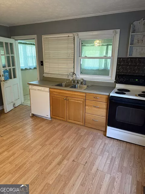 Kitchen - 5896 Colbert Danielson Rd, Colbert, GA 30628 photo 2 of 3