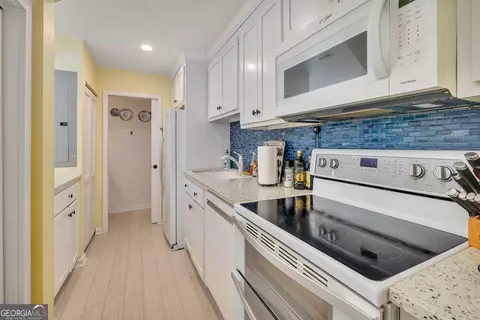 Kitchen - 548 Oglethorpe Ave #11, St. Simons, GA 31522 photo 1 of 3