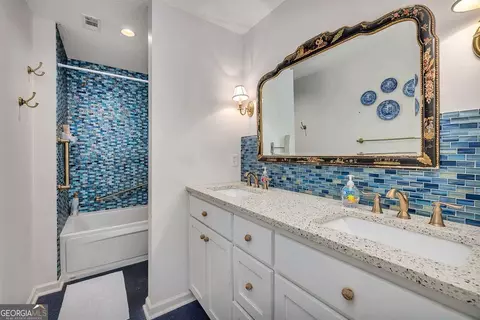 Bath - 548 Oglethorpe Ave #11, St. Simons, GA 31522 photo 1 of 3