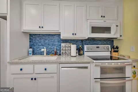 Kitchen - 548 Oglethorpe Ave #11, St. Simons, GA 31522 photo 2 of 3