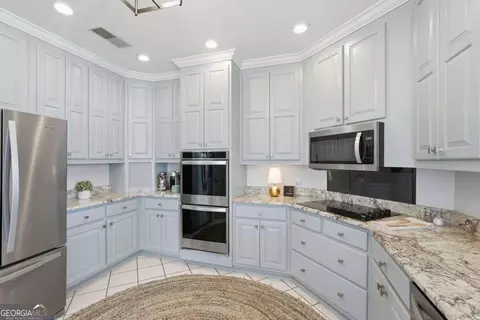 Kitchen - 9155 Bay Pointe Dr, Gainesville, GA 30506 photo 2 of 3