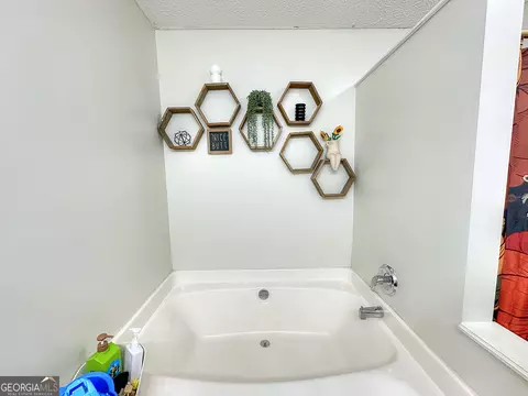 Bath - 23 Nantucket Dr, Lagrange, GA 30241 photo 2 of 4