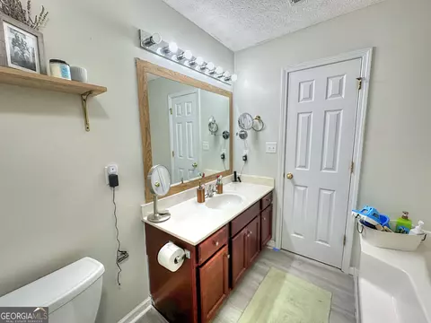 Bath - 23 Nantucket Dr, Lagrange, GA 30241 photo 3 of 4