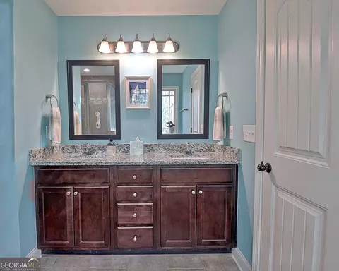 Bath - 96 E Gordon Rd, Newnan, GA 30263 photo 2 of 5
