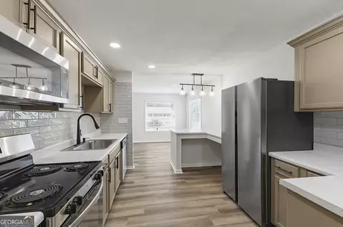 Kitchen - 607 Cornelia Dr, Warner Robins, GA 31088 photo 2 of 2