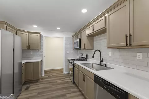 Kitchen - 607 Cornelia Dr, Warner Robins, GA 31088 photo 1 of 2